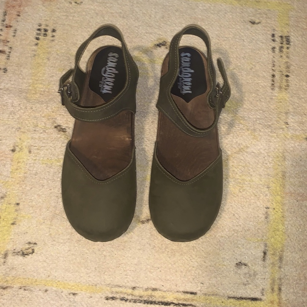 SANDGRENS Women’s Saragasso classic clog sandal
Olive Green Size 37 6/6.5. NEW